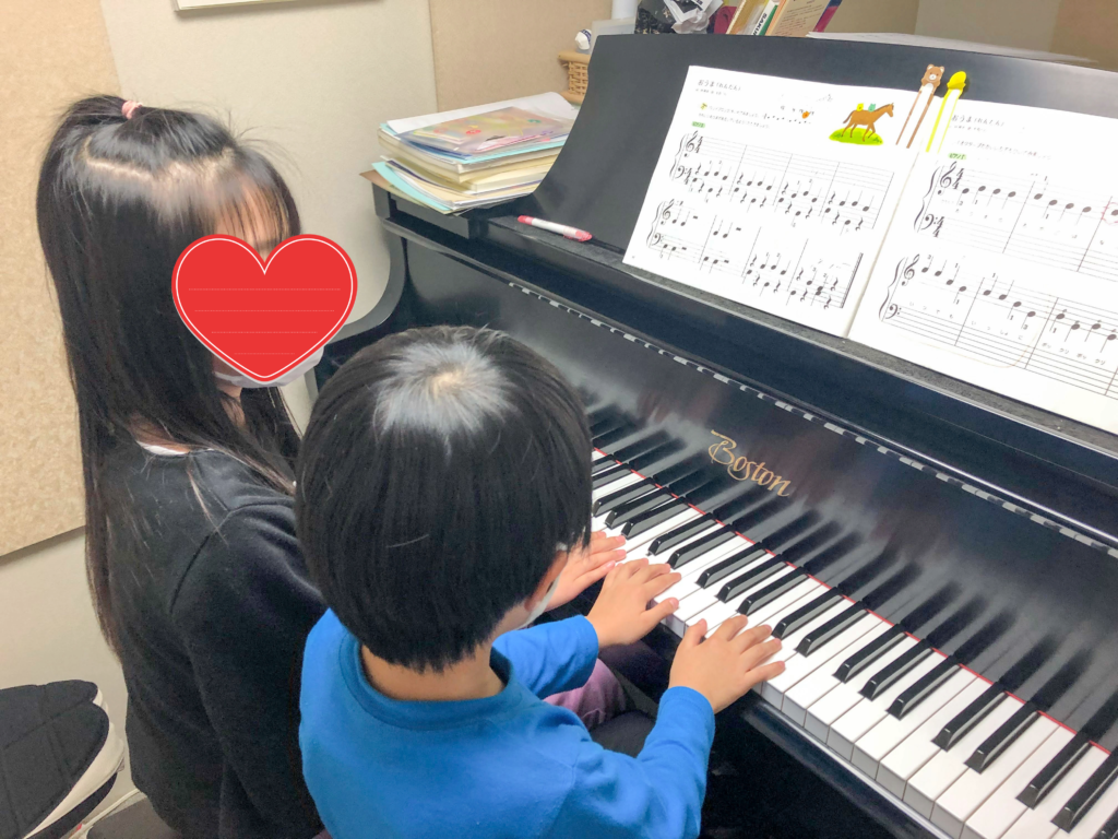 連弾を楽しむ子供たち
