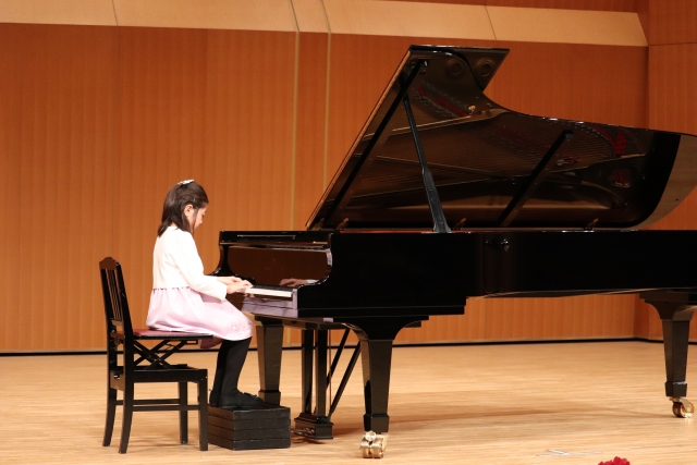 ピアノ発表会で演奏するこども