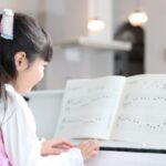 楽しくピアノを弾く子供