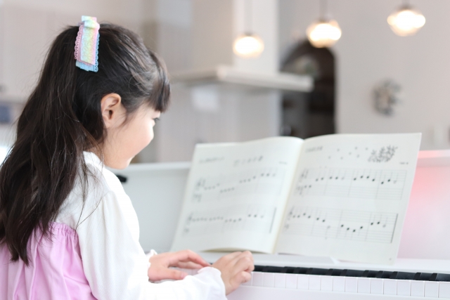 楽しくピアノを弾く子供